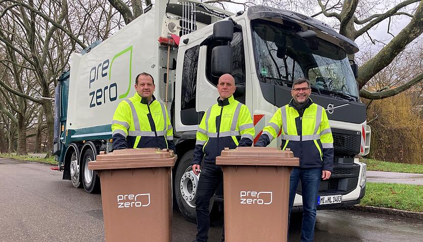 Ab Januar holen nur noch Fahrzeuge von Prezero den Müll im Landkreis ab. Regionalmanager Alexander Ludwig, Daniel Berens (Geschäftsführer) und Anton Steckl (Leiter Kommunalvertrieb) sind zuversichtlich, dass das auch nach Auslaufen des Vertrags Ende 2025 so bleibt. 
Foto: Elfi Hofmann
