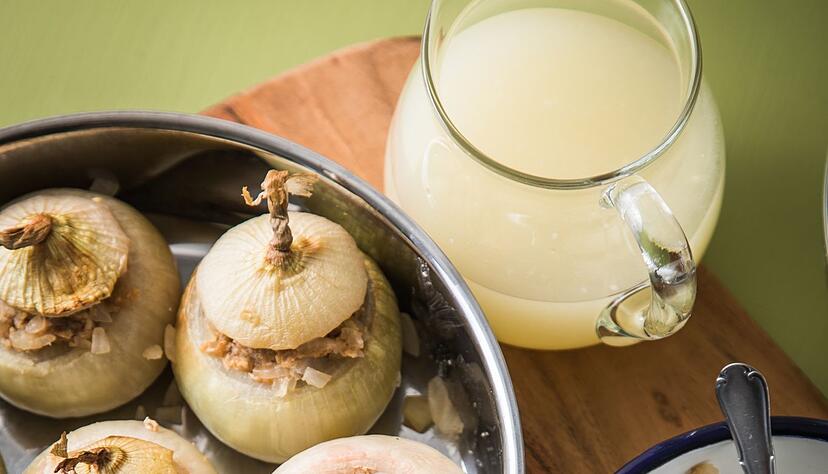 Klassisch kommt in die ausgeh&ouml;hlten Zwiebeln Hackfleisch hinein.