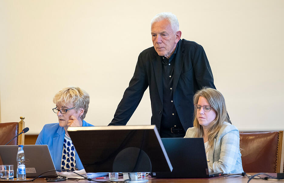 OB Harry Mergel blickt auf einen Monitor. Im Ratssaal wurde am Montagnachmittag verkündet, wer in den Gemeinderat einzieht.
