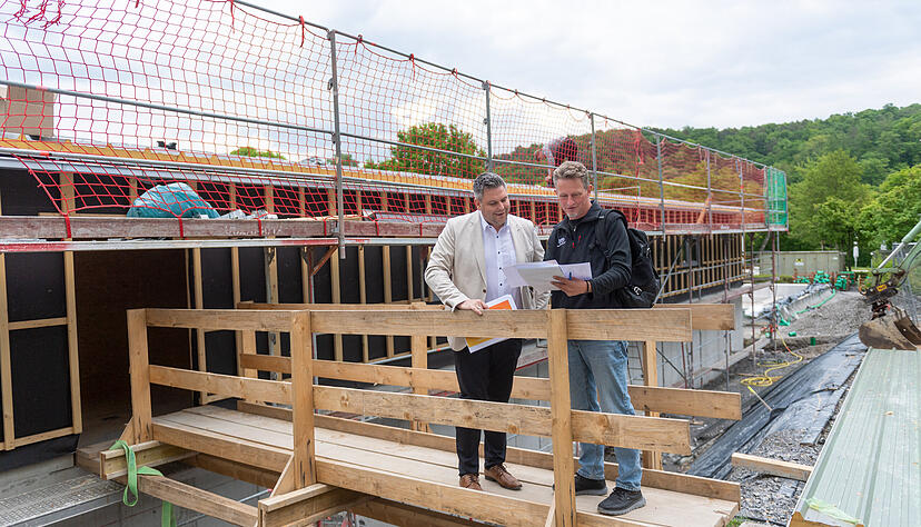 Bürgermeister Andreas Vierling (links) und Bauamtsleiter Matthias Carle schauen sich den Bauzeitenplan an. Es wird wohl August werden, bis die Badesaison in Untergruppenbach starten kann.