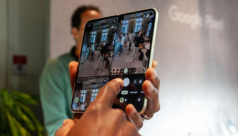 Beim auffaltbaren Pixel 10 Pro Fold nutzt Google das gr&ouml;&szlig;ere Display, um nebeneinander das Kamera-Bild und die neuesten aufgenommenen Fotos anzuzeigen.