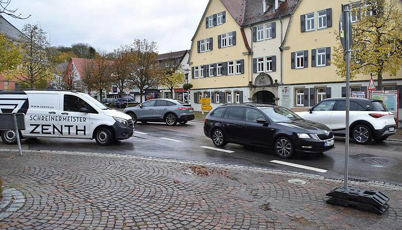 An dieser Kreuzung am Kupferzeller Marktplatz biegt die Umleitung ab. Obwohl hier eine abknickende Vorfahrt eingerichtet wurde, kommt es in der Ortsmitte immer wieder zu langen Staus. An dieser Kreuzung am Kupferzeller Marktplatz biegt die Umleitung ab. Obwohl hier eine abknickende Vorfahrt eingerichtet wurde, kommt es in der Ortsmitte immer wieder zu langen Staus.