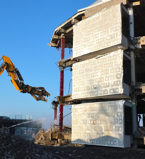 Schweren Maschinen sind am Abriss des Rappsodie-Hallenbads zugange.
