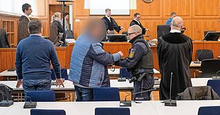 Mehrfach soll ein 47 Jahre alter Mann aus Heilbronn seine Tochter sexuell schwer missbraucht haben. Er muss sich vor dem Landgericht verantworten.