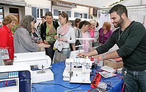 Der Heilbronner N&auml;hmaschinenh&auml;ndler Jonas Senci war wie die meisten seiner Aussteller-Kollegen sehr zufrieden mit der Resonanz des Publikums.