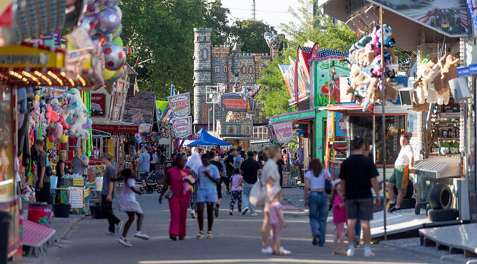 Das Heilbronner Volksfest ist seit Freitag, 4. Juli, eröffnet. Die Theresienwiese verwandelt sich bis zum 13. Juli in ein buntes Areal mit über 100 Attraktionen, Live-Musik und Göckele.