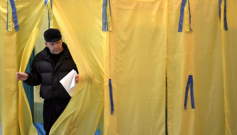 Er hat gew&auml;hlt: Ein Ukrainer verl&auml;sst die Wahlkabine. Foto: Darek Delmanowicz