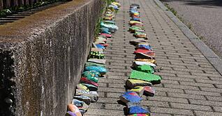 Die farbenfrohe Schlange aus 142 bunt bemalten Steinen verschönert die Gartenstraße in Sindringen.
Fotos: Nadine Nowara