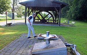 Almut Friedrich vom Heimat- und Museumsverein zwischen Bohrlöchern und dem historischen Tretrad. Almut Friedrich vom Heimat- und Museumsverein zwischen Bohrlöchern und dem historischen Tretrad.
