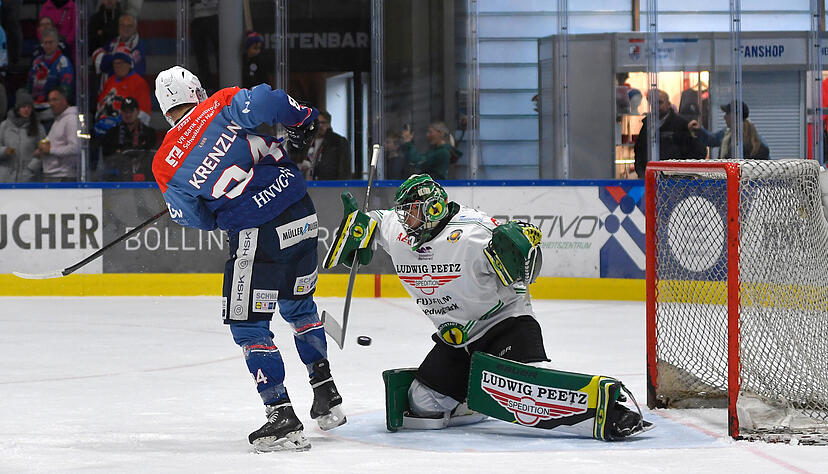 Das Toreschießen war ein mühsames Geschäft für Malte Krenzlin (links) und die Heilbronner Falken gegen Höchstadts starken Goalie Nico Zimmermann.