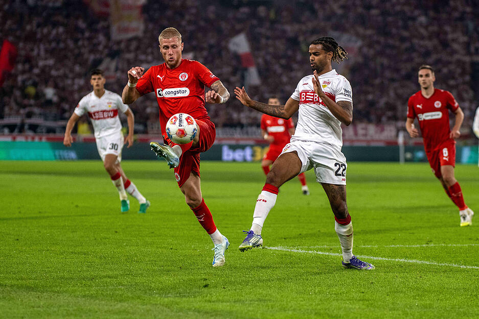 Lorenz Assignon: Der für rund 12 Millionen Euro aus Rennes geholte Franzose übernahm den Startelf-Platz, den in der Bundesliga bisher Josha Vagnoman rechts hinten für sich beanspruchen durfte. Ein von Fehlern durchsetzter Auftritt. Kein Ausrufezeichen in Richtung Trainer Hoeneß. Note: 4,5