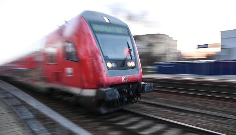 Der Zugverkehr soll erst im Juni wieder rollen. (Symbolbild) Der Zugverkehr soll erst im Juni wieder rollen. (Symbolbild)