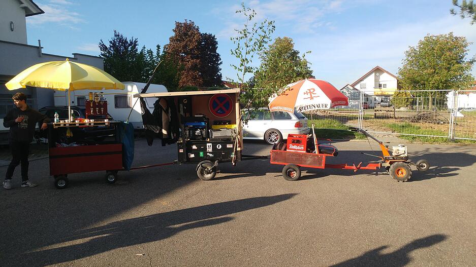 Die Mitglieder des Jugendclubs Abstatt sind mit selbst gebautem Gespann unterwegs: Sie haben eine alte Agria mit einem umgebauten Einachsanhänger und einem selbst gebauten Bollerwagen bestückt. Die Mitglieder des Jugendclubs Abstatt sind mit selbst gebautem Gespann unterwegs: Sie haben eine alte Agria mit einem umgebauten Einachsanhänger und einem selbst gebauten Bollerwagen bestückt.