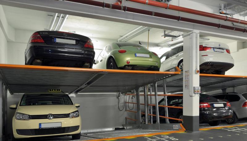 Stapelware: In großstädtischen Wohnanlagen sind anmietbare Duplex-Stellplätze nicht selten - die Abmessungen des eigenen Autos sollte man vor der Anmietung kennen.