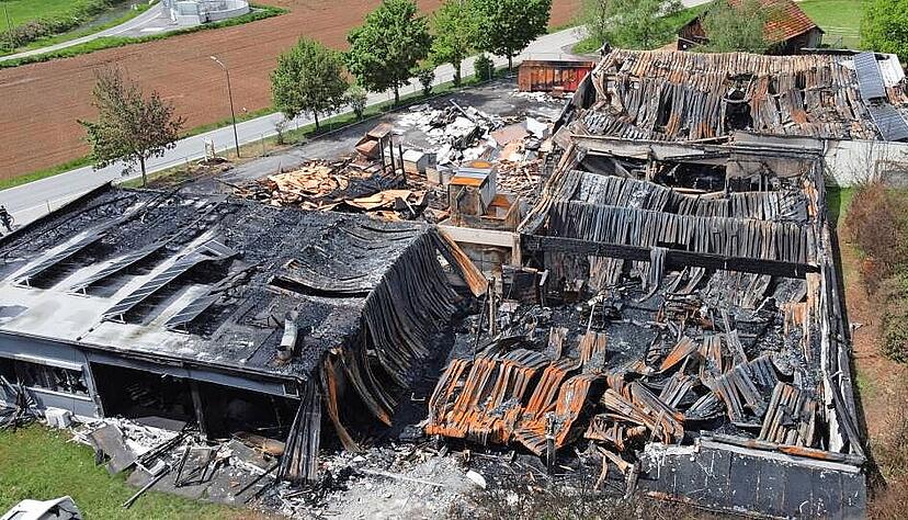 Nach dem Brand bietet das Gelände der Polzer Innenausbau GmbH & Co. KG in Jagsthausen nur noch ein Bild der Zerstörung.
Foto: Privat Nach dem Brand bietet das Gelände der Polzer Innenausbau GmbH & Co. KG in Jagsthausen nur noch ein Bild der Zerstörung.
Foto: Privat