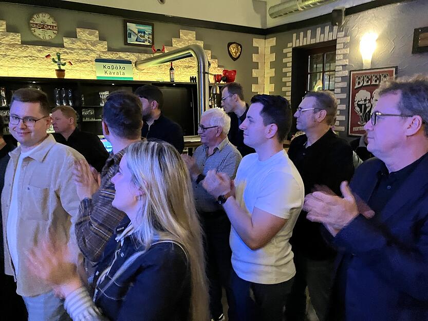 Applaus f&uuml;r Tim Breitkreuz bei der Wahlparty der CDU in K&uuml;nzelsau. Er wird souver&auml;n das Direktmandat im Wahlkreis Hohenlohe gewinnen.