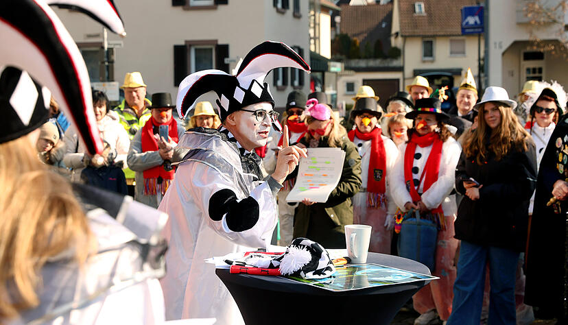 Pierrot und Drachenb&auml;ndiger: So einfach lie&szlig; sich Rainer Gr&auml;&szlig;le von den Narren nicht entmachten. Es dauerte 45 Minuten, ehe er sie am Dienstagmittag in sein Rathaus lie&szlig;.