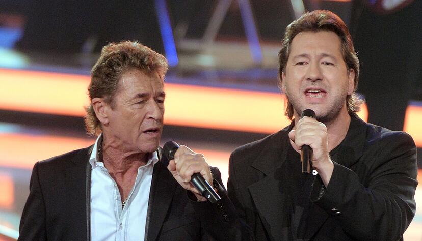 Peter Maffay - hier mit Karat-S&auml;nger Claudius Dreilich (rechts) - hat noch vor dem Mauerfall den Karat-Song &laquo;&Uuml;ber sieben Br&uuml;cken musst Du gehn&raquo; gecovert. (Archivbild)