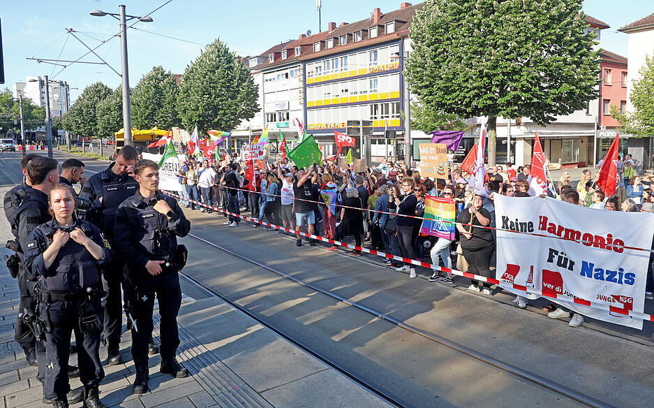 In der Heilbronner Innenstadt sind viele Polizisten zu sehen.