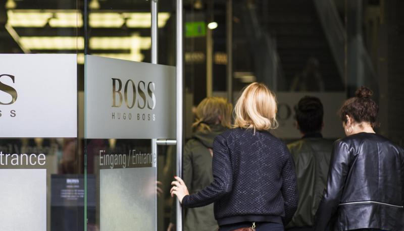 Zwei Frauen in eine Verkaufsstelle des Modeunternehmens Hugo Boss. Foto: Christoph Schmidt/Archiv