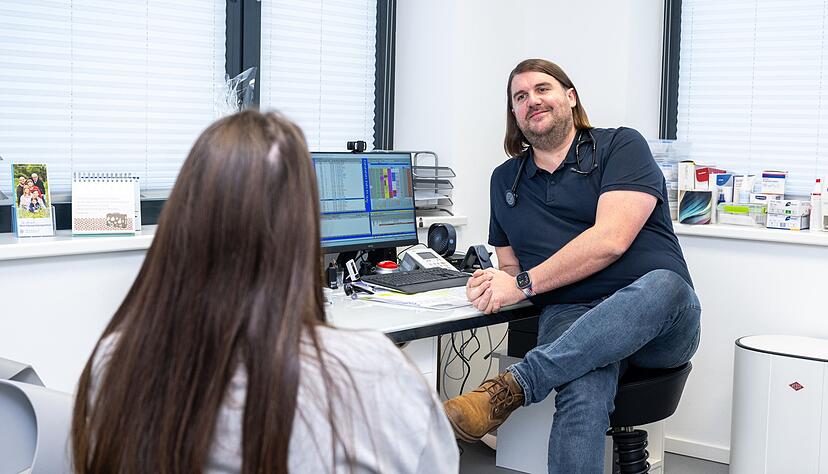 Auch wenn er die Arbeit in der Klinik anfangs vermisst hat - mittlerweile schätzt Hausarzt Jens Lassen sehr, dass seine eigene Praxis zu viel Arbeitszufriedenheit führt.