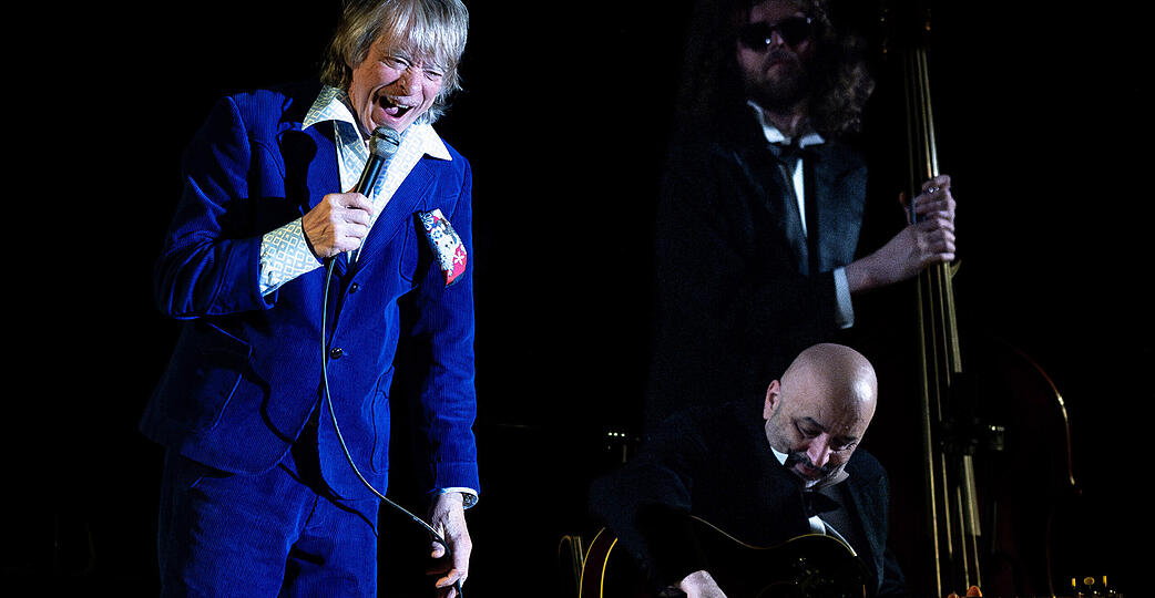 &bdquo;Geh nicht zur Schule, bleib dumm, aber tu es heimlich&ldquo;: Ruhrpott-Clown Helge Schneider stachelt an zum Aufm&uuml;pfig sein.