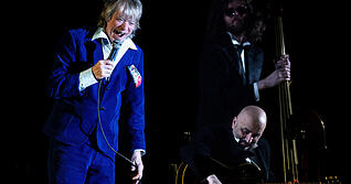 „Geh nicht zur Schule, bleib dumm, aber tu es heimlich“: Ruhrpott-Clown Helge Schneider stachelt an zum Aufmüpfig sein. „Geh nicht zur Schule, bleib dumm, aber tu es heimlich“: Ruhrpott-Clown Helge Schneider stachelt an zum Aufmüpfig sein.