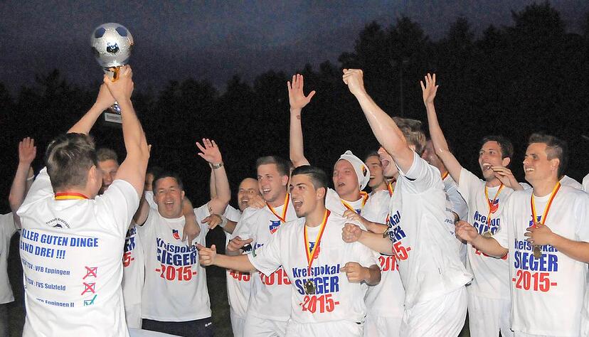 Zum ersten Mal in Gimpern: Sergej Wirch (links) und die Kicker des TSV Obergimpern bejubeln den Gewinn des Kreispokals.Fotos: Klaus Kr&uuml;ger