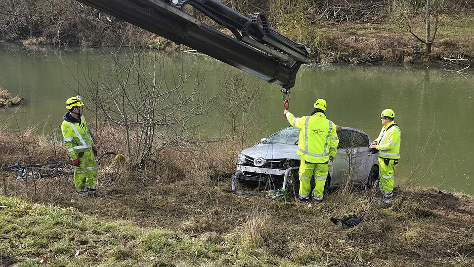Am Dienstagmittag konnte das Unfallauto vom Uferbereich der Jagst an Land gezogen werden. Das Fahrzeug befand sich zuvor unter der Wasseroberfläche auf der gegenüberliegenden Flussseite.
