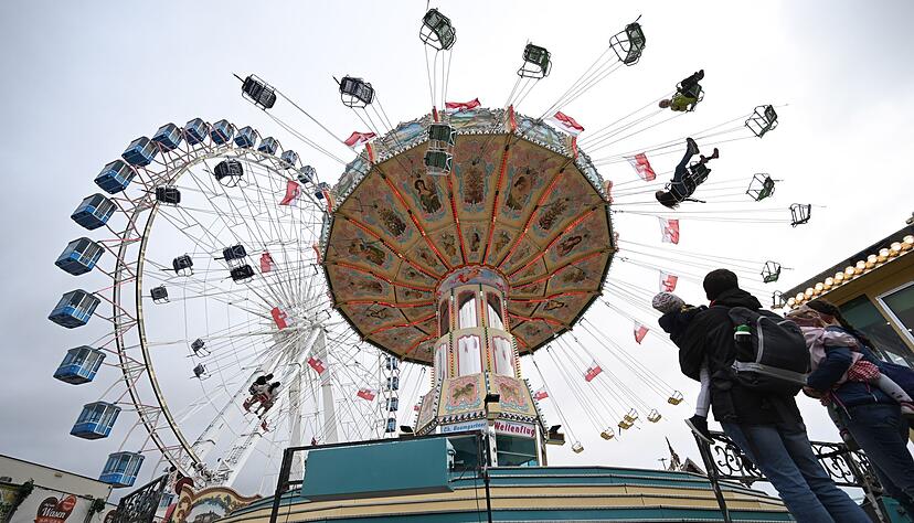Kettenkarussell und Riesenrad drehen sich auf dem Cannstatter Wasen. (Archivbild)