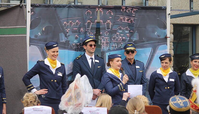 B&uuml;rgermeister Pascal Bopp (Zweiter von links) als Pilot mit seiner Kabinencrew aus Verwaltungsmitarbeitern beim Rathaussturm des TCV Talheim.