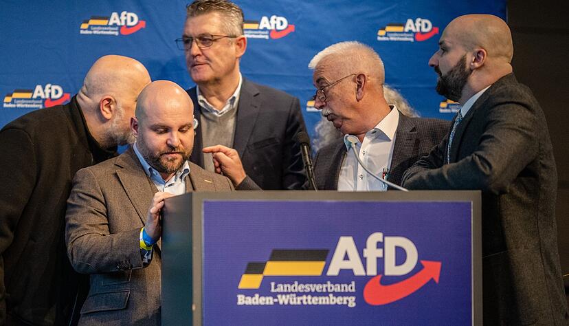 AfD-Politiker um Markus Frohnmaier  beratschlagen in der Stadthalle über das weitere Vorgehen beim Landesparteitag.