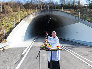 Vor der tats&auml;chlichen Freigabe f&uuml;r den Verkehr wurde die Wiederer&ouml;ffnung des Schemelsbergtunnels mit einem Festakt gefeiert. Pfarrer Walter Ruo&szlig; benetzte den Tunnel mit Weihwasser.