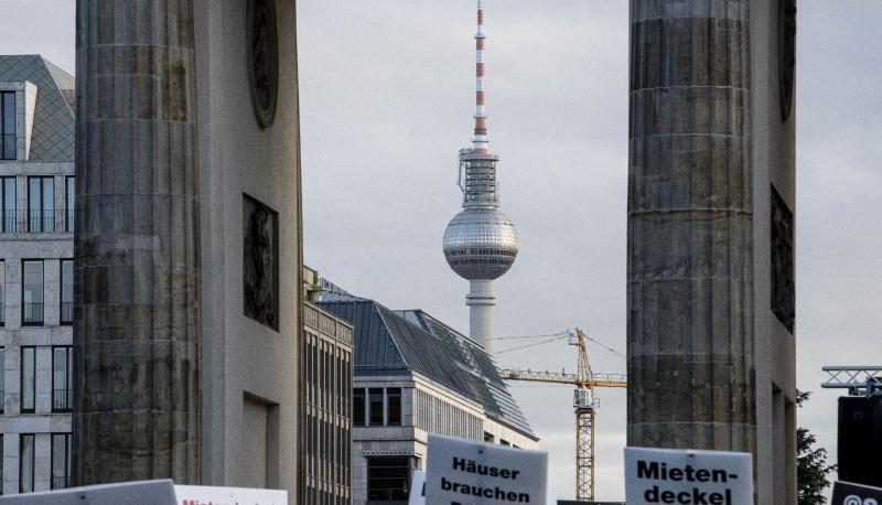 Demonstranten stehen bei einer Kundgebung vor dem Brandenburger Tor. Mit dem Mietendeckel will das Land Berlin die Mieten einfrieren und eine Mietobergrenze festlegen.