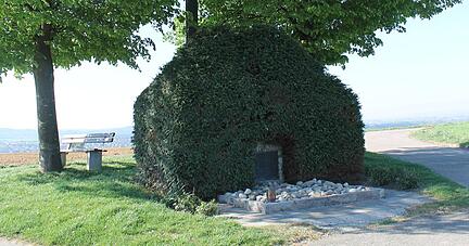 Das Soldatengrab zwischen Feldern: Ein Neudenauer wünscht sich, dass dies eine „neutrale Gedenkstätte für Opfer und Gewalt“ wird. Foto: Simon Gajer Das Soldatengrab zwischen Feldern: Ein Neudenauer wünscht sich, dass dies eine „neutrale Gedenkstätte für Opfer und Gewalt“ wird. Foto: Simon Gajer