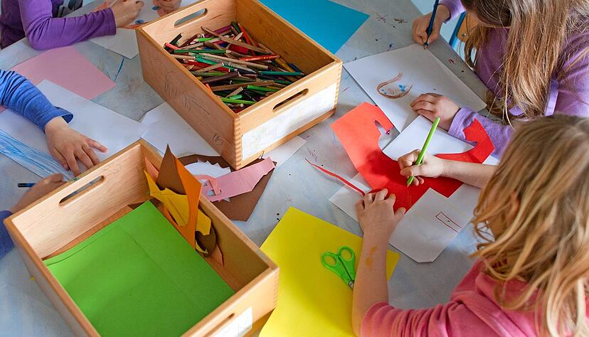 Viel mehr als nur Basteln: Jugendbegleiter werden an Grundschulen im Zuge der Ganztagsbetreuung immer wichtiger.