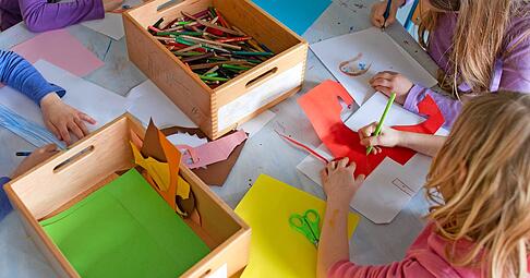 Viel mehr als nur Basteln: Jugendbegleiter werden an Grundschulen im Zuge der Ganztagsbetreuung immer wichtiger.