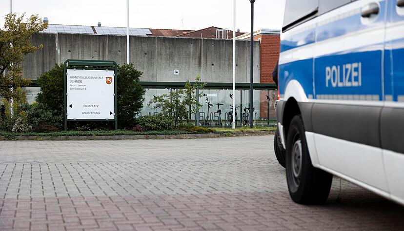 Ein Mannschaftswagen steht vor der JVA. Ein Mannschaftswagen steht vor der JVA.