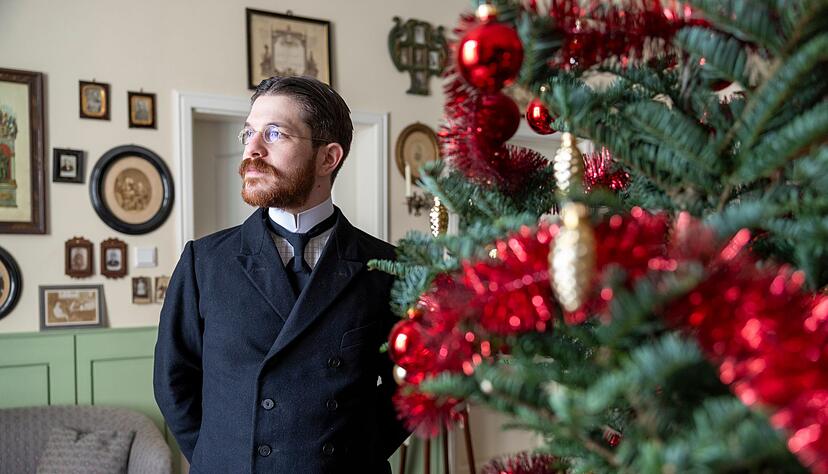 Schon länger hat Valerio Bonanno seine Wohnung mit Möbeln aus der Kaiserzeit eingerichtet und trägt nur Kleidung von damals - jetzt hat er erstmals auch ein Weihnachtszimmer aus der Epoche um 1900 nachgestellt. Schon länger hat Valerio Bonanno seine Wohnung mit Möbeln aus der Kaiserzeit eingerichtet und trägt nur Kleidung von damals - jetzt hat er erstmals auch ein Weihnachtszimmer aus der Epoche um 1900 nachgestellt.