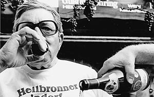 Lange trinkt man aus kleinen Gläsern, inzwischen sind Stielgläser für höhere Qualitäten angesagt. Lange trinkt man aus kleinen Gläsern, inzwischen sind Stielgläser für höhere Qualitäten angesagt.