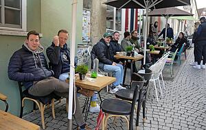 Die Studenten Peter Collet und Gideon Abele (von links) sitzen vor dem "Schwarzen Schaf" in der Tübinger Innenstadt. Foto: Angelika Wohlfrom/Südkurier