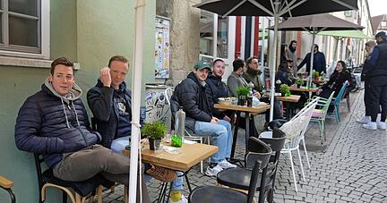 Die Studenten Peter Collet und Gideon Abele (von links) sitzen vor dem "Schwarzen Schaf" in der Tübinger Innenstadt.
Foto: Angelika Wohlfrom/Südkurier