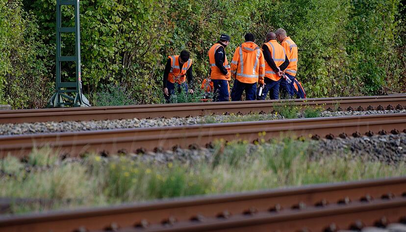 Bahn-Mitarbeiter stehen am Rand der Strecke K&ouml;ln-D&uuml;sseldorf.