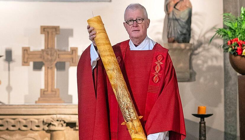 Der katholische Dekan Roland Rossnagel mit der Osterkerze seiner Gemeinde St. Peter und Paul im Deutschordensmünster. Der katholische Dekan Roland Rossnagel mit der Osterkerze seiner Gemeinde St. Peter und Paul im Deutschordensmünster.