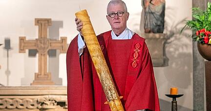 Der katholische Dekan Roland Rossnagel mit der Osterkerze seiner Gemeinde St. Peter und Paul im Deutschordensmünster. Der katholische Dekan Roland Rossnagel mit der Osterkerze seiner Gemeinde St. Peter und Paul im Deutschordensmünster.
