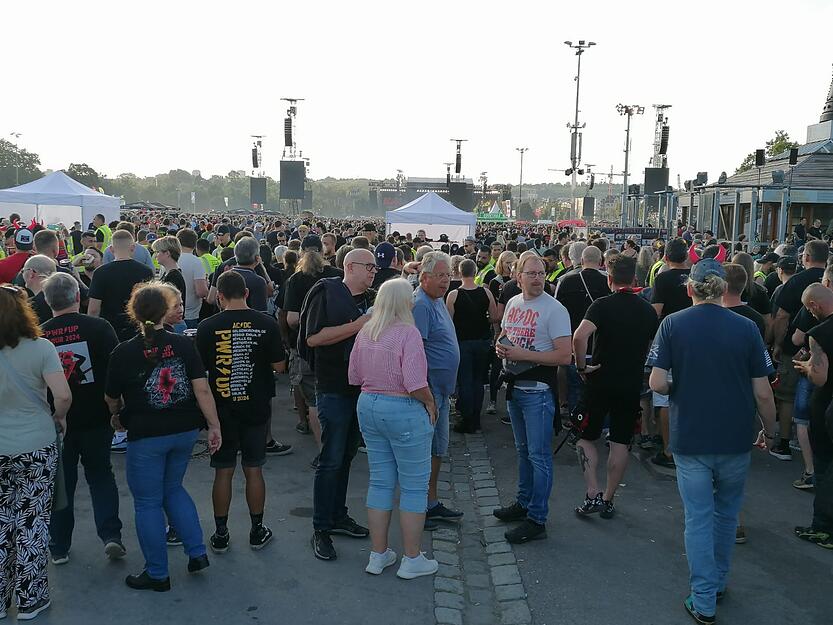 Im Publikum befinden sich junge und alte, männliche und weibliche Fans. AC/DC – quasi eine Band für alle.
