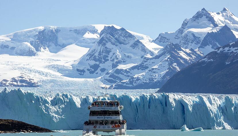 Touristen fahren durch den Lago Argentino&nbsp;an den Gletscher Perito Moreno.
