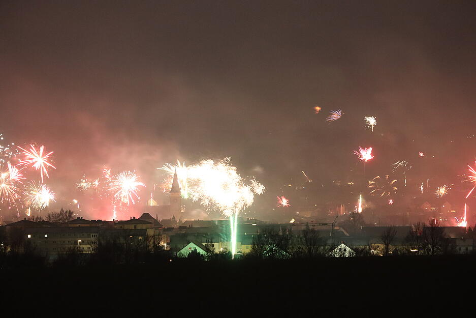 Etwa eine Viertelstunde vor Mitternacht ist die B&ouml;llerei schon im vollen Gange.
