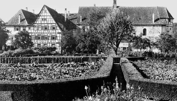 Dort, wo sich 1954 noch die Klosterg&auml;rten befanden, wurden sp&auml;ter die ersten Bewohnerh&auml;user errichtet.Fotos: Evangelische Stiftung Lichtenstern