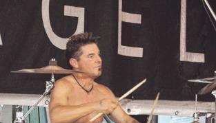 Rock pur. Die Band Riven rockte das Publikum beim Neuen Rathaus. Rock pur. Die Band Riven rockte das Publikum beim Neuen Rathaus.